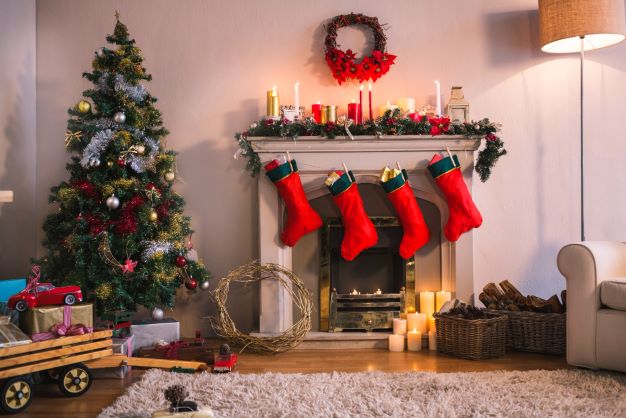 Calcetines colgados al lado del árbol de Navidad